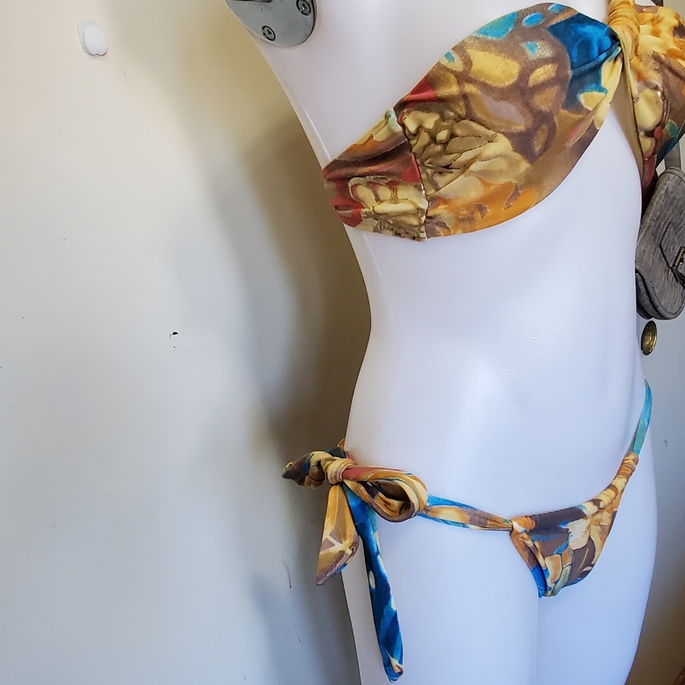 Beautiful bikini - Picture 3 of 5